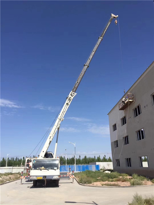 任丘市“轻装强干”—— 吊车的 “轻量化臂架” 技术